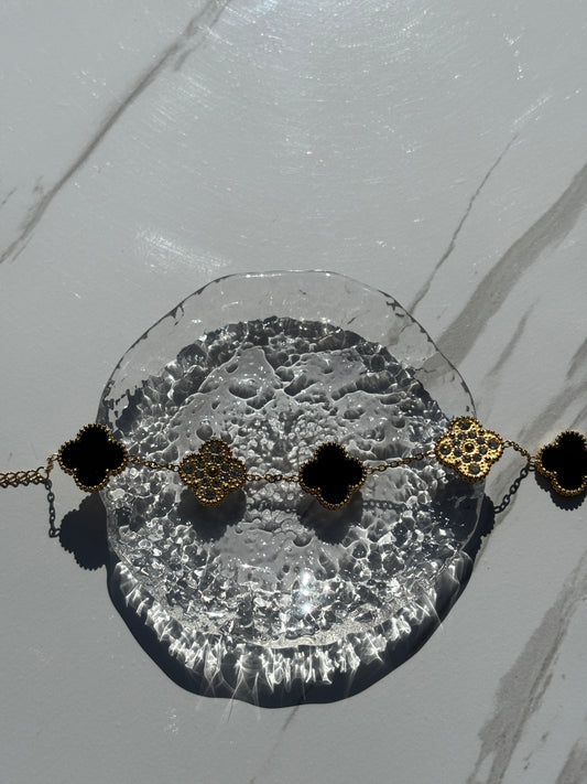 Reversible clove bracelet
