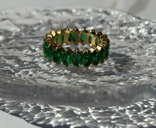 Oval emerald ring